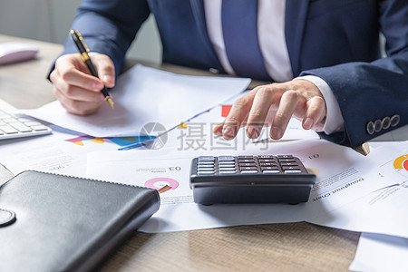 商務(wù)男士制作財務(wù)報表